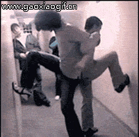 这是电影看多了吧，后面这哥们看看脸肿了没有恶搞gif搞笑图片