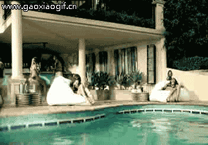 美女直接被弹飞起来恶搞gif搞笑图片