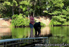 坑爹男友，自己被吓到不管女友直接跑了恶搞gif搞笑图片