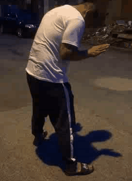 看着影子就是个老乌龟恶搞gif搞笑图片