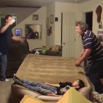 因为我还小，你们就这样玩我恶搞gif搞笑图片