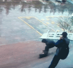 好基友一起滑到，谁也别笑谁恶搞gif搞笑图片