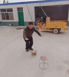 就这重量第二把椅子能坚持不倒已经很给面子了恶搞gif搞笑图片