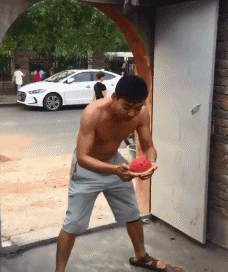 一秒吃西瓜，你拍到了什么恶搞gif搞笑图片