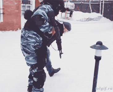 还挺配合的，枪都给你了你不跑恶搞gif搞笑图片