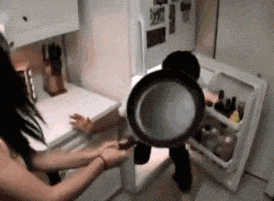 看老娘一锅砸死你恶搞gif搞笑图片