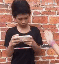 你在动老子一个试试，开玩笑的，你别认真恶搞gif搞笑图片