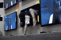 商场里面的恶作剧，吓人可吓的不轻，晚上估计得做噩梦恶搞gif搞笑图片