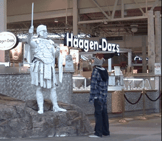 假装雕像吓坏路人的场面恶搞gif搞笑图片