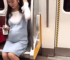 为了抢座位假装孕妇也是够拼的恶搞gif搞笑图片