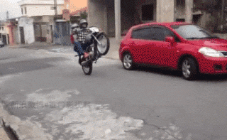 骑摩托车带女朋友玩特技，差点把女朋友给玩死恶搞gif搞笑图片