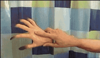 用假手恶搞自己室友恶搞gif搞笑图片