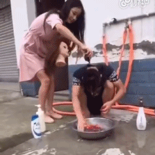 有这样爱恶搞的女朋友，不吓死也是个半死恶搞gif搞笑图片