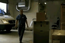 搬箱子时发现一个头，撒手就跑恶搞gif搞笑图片