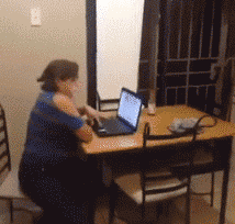 偷袭老婆后被老婆反击恶搞gif搞笑图片