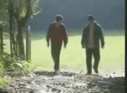 走半路掉坑里面恶搞gif搞笑图片