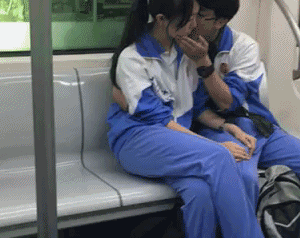 地铁上这一幕，回味无穷恶搞gif搞笑图片
