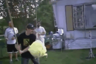 这哥们肯定近视了，妹子好惨恶搞gif搞笑图片