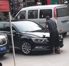 光脚的不怕开车的，你别跑啊恶搞gif搞笑图片