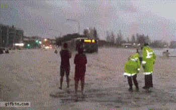 请问你开的潜水艇吗，吓咱交警叔叔一跳恶搞gif搞笑图片