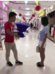 这就尴尬了，你把我的追求者赶走了，你还对我没意思恶搞gif搞笑图片