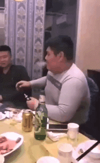 这二手烟让你吸的神清气爽恶搞gif搞笑图片