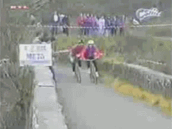 让你踹别人，招报应了吧恶搞gif搞笑图片