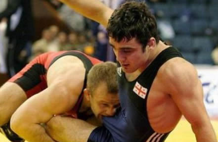 打不赢就玩阴的，是在是太阴险了恶搞gif搞笑图片