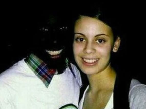 和黑人拍照最好不要选择晚上，会吓死人恶搞gif搞笑图片