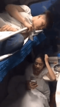 男；美女能让我睡会吗？女；呵呵-恶搞图片恶搞gif搞笑图片