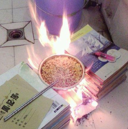 室友煮泡面恶搞图片恶搞gif搞笑图片