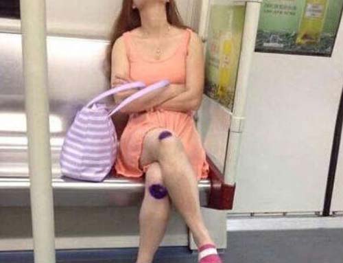 美女地铁膝盖邪恶内涵搞笑图恶搞gif搞笑图片