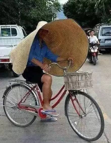 超大草帽搞笑穿搭图片恶搞gif搞笑图片