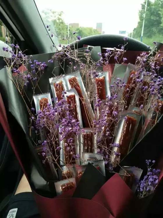 情人节鲜花礼物辣条搞笑图片恶搞gif搞笑图片