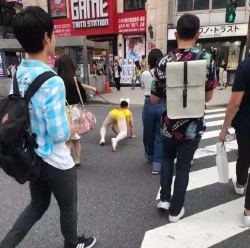 情侣玩sm街头跪爬恶搞图片恶搞gif搞笑图片