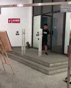 玻璃门把手恶搞gif动态图恶搞gif搞笑图片