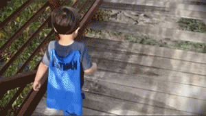 熊孩子吊桥ps恶搞gif动态图恶搞gif搞笑图片