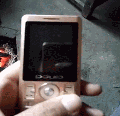 咬一口苹果恶搞菠萝手机gif动态图恶搞gif搞笑图片