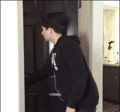 外国人耳机线恶搞动态表情包图恶搞gif搞笑图片