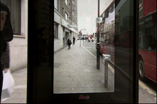 公交站台大屏幕整蛊恶搞路人动态图恶搞gif搞笑图片