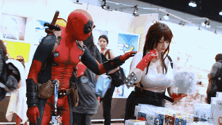 死侍街头恶搞大胸美女搞笑动图恶搞gif搞笑图片