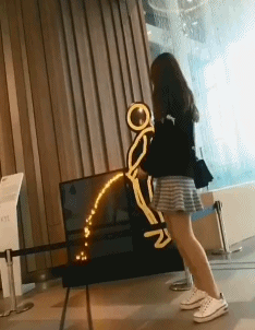 美女恶搞灯牌尿尿搞笑动态图恶搞gif搞笑图片