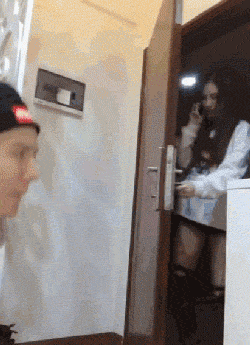 恶搞打电话递接东西搞笑动态图恶搞gif搞笑图片