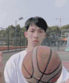 男生恶搞女生打篮球的动图恶搞gif搞笑图片