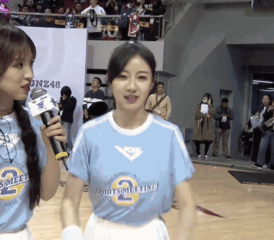 美女恶搞蔡徐坤打篮球的动图恶搞gif搞笑图片