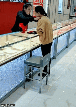 商场店员恶搞动态图恶搞gif搞笑图片