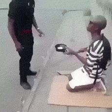 恶搞盲人乞丐的动图恶搞gif搞笑图片