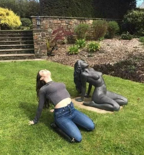 美女恶搞雕像的图片恶搞gif搞笑图片