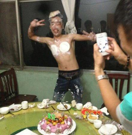 恶搞生日蛋糕的内涵搞笑图恶搞gif搞笑图片