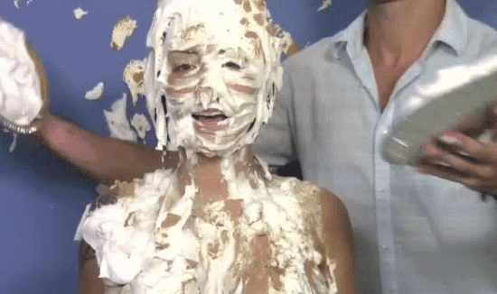 生日蛋糕的恶搞动图恶搞gif搞笑图片